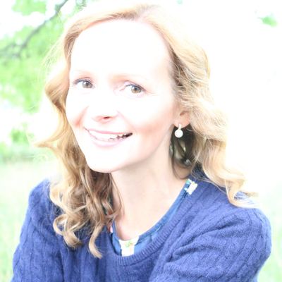 Kira Ludlow, Porträt im Grünen